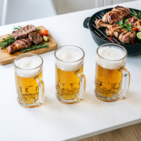 Chopes à bière empilables en verre transparent avec poignée ergonomique, idéales pour la restauration, les restaurants et les cantines (achat en gros)