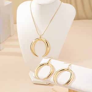 Nouveau à la mode en forme de C petit croissant boucles d'oreilles collier ensemble de bijoux de mode - Product Image 3