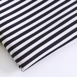 Tela de bufandas sedosas de satén brillante con estampado de rayas de cebra en blanco y negro - Product Image 6