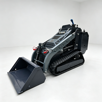 Chargeuse compacte avec fourches à palettes, charrues à neige, motoculteurs et râteaux, connectées via des lignes hydrauliques auxiliaires doubles