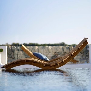 كرسي استلقاء خارجي مقاوم للماء ومضاد للتآكل مصنوع من الخشب الصلب والراتان، مناسب لحمامات السباحة والمنتجعات والفلل - Product Image 2