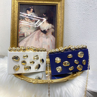 Pochette de soirée carrée en acrylique avec pierres irrégulières uniques, chaînes, rivets métalliques et perles, sac à main rectangulaire pour femme pour mariage et fête