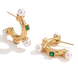 Boucles d'oreilles créoles en or vintage avec perle émeraude texturée C-cerceau Design bijoux élégants pour les occasions spéciales - Product Image 1