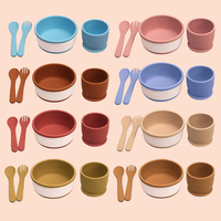 Vaisselle douce pour enfants et tout-petits avec logo personnalisé en stock d'usine vaisselle pour bébés bavoirs assiettes et napperon ensemble d'alimentation en silicone