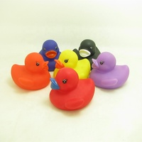 Vente en gros Mini Plain Designs 2 pouces PVC Logo personnalisé Baignoire en vrac Canard de bain grinçant Jouets Canard en caoutchouc