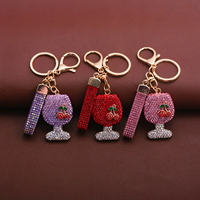 Porte-clés de voiture léger et tendance en alliage avec pendentif verre à vin entièrement orné de strass, accessoire de sac pour femme