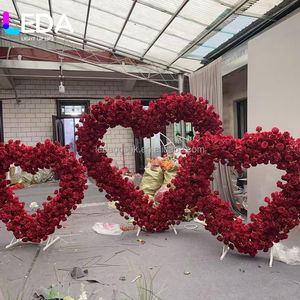 Arche de fleurs artificielles en soie rouge en forme de cœur LEDA pour scène, pelouse extérieure ou vitrine le jour de la Saint-Valentin - Product Image 6
