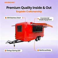 Camion de restauration rapide rouge à double essieu, avec grandes fenêtres de service carrées, cuisine mobile entièrement équipée, remorque alimentaire pour la restauration rapide