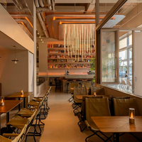Étagère flottante ovale avec éclairage LED au plafond, en bois durable, recyclable et écologique, pour bar à vin, design d'intérieur personnalisé