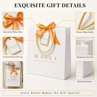 Sacs cadeaux en papier blanc de luxe personnalisés avec logo en feuille d'or, poignées en ruban satiné et étiquettes assorties pour les marques de mode, emballage de bougies