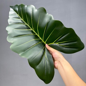 Maceta Simple, Minimalista y Moderna de Fibra de Vidrio y Óxido de Magnesio con Accesorios de Alocasia de Terciopelo Verde Realista - Product Image 2