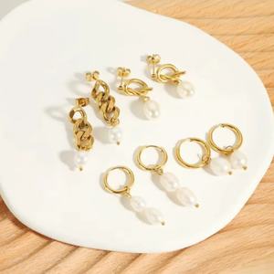 เครื่องประดับแฟชั่น ปลอดสารก่อภูมิแพ้ ขายส่ง ต่างหูห่วงประดับมุกแบบผูกปม ชุบทอง 18K สแตนเลส สำหรับผู้หญิงและเด็กผู้หญิง - Product Image 2