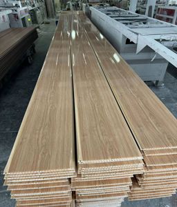 Paneles de Plástico <span class=keywords><strong>con</strong></span> Acabado de <span class=keywords><strong>Madera</strong></span> de Alto Brillo de 200*8 mm, Placas para Techo de PVC, Plafón de PVC - Product Image 1