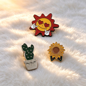 Broche de Noël personnalisée en métal poli, épinglette de Noël exquise de haute qualité avec impression sérigraphiée - Product Image 3