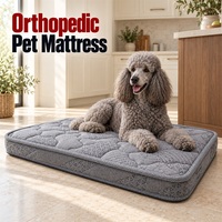 Matelas orthopédique pour chien gris matelassé avec des panneaux ondulés arrondis et un côté imprimé lisse pour l'ameublement intérieur