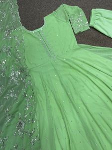 Vente chaude 2023 indien pakistanais mariage porter Net Anarkali costume nuptiale réception porter pleine robe de travail brodée pour l'exportation - Product Image 2