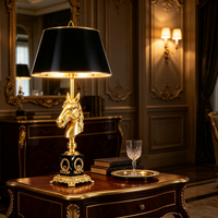 Lampe de table de luxe européenne en laiton avec tête de cheval, abat-jour en tissu noir, lampe de chevet/bureau dorée antique pour villa, chambre, hôtel, décoration intérieure
