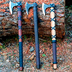 Hacha de Acero con Alto Contenido de Carbono Forjada a Mano con Mango de Madera y Envoltura de Cuero para Cortar Leña, Garantía de 3 Años - Product Image 1
