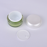 Pots cosmétiques cylindriques en acrylique vert personnalisés avec couvercles à vis en plastique pour crème visage/yeux, lotion pour les mains, soins de la peau
