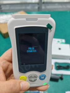 Équipement vétérinaire OSCAT VM2 Mini oxymètre portatif vétérinaire de 2 pouces avec surveillance de la fréquence cardiaque - Product Image 3