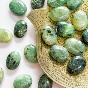 คริสตัลโฮลาขายส่ง หินเพรไนต์ธรรมชาติขัดเงาคุณภาพสูง น้ำหนัก 50-150 กรัม พิมพ์ลายดิจิทัล แฟชั่นทันสมัย สำหรับของที่ระลึกสุดพิเศษ - Product Image 2