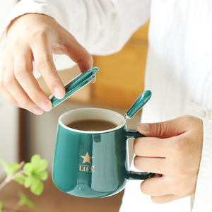 Taza de cerámica con tapa y cuchara, diseño de logotipo, estilo minimalista, para café, té, juego de regalo. - Product Image 1
