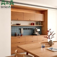 Buffet de salle à manger sur mesure avec tiroirs en bois de chêne miel, crédence en carreaux de céramique et rail utilitaire