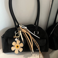 Gantungan Kunci Bunga Daisy Kecil Hadiah Grosir Aksesoris Tas Liontin Dekorasi Gantung Tali Anyaman Buatan Tangan yang Dapat Disesuaikan