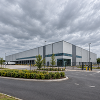 Entrepôt à Grande Portée en Structure Acier, Atelier Métallique Étanche, Bâtiment Industriel de Distribution à Résistance Acoustique