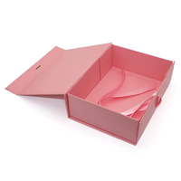 Boîte cadeau magnétique en carton rigide noir recyclé, impression personnalisée de luxe, finition mate, avec logo personnalisé et fermeture à ruban.