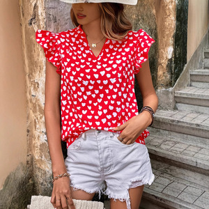 Chemisier imprimé cœur rouge pour femmes, haut à manches courtes à volants et col en V, chemise décontractée à coupe ample, tunique d'été mignonne pour un usage quotidien et en vacances - Product Image 2