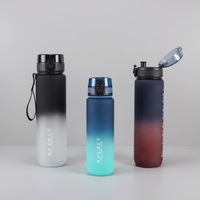 Bouteille d'eau de sport en plastique grande capacité à dégradé de couleurs avec ouverture à boire directement et cordon pour cyclisme en extérieur et utilisation portable
