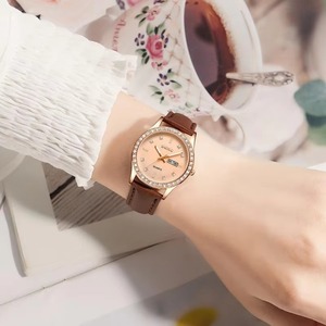 Montre pour femme à double calendrier en or rose, montre-bracelet à quartz lumineuse étanche en acier inoxydable sertie de diamants - Product Image 6