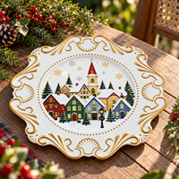 Assiette décorative élégante en plastique de 13 pouces, imprimée UV, motif village enneigé avec bordure dorée baroque, pour la décoration de table de Noël à la maison et à l'hôtel