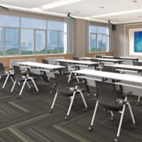 Table de formation pliable moderne et minimaliste, design peu encombrant, plateau robuste en MDF pour salles de formation d'entreprise et espaces collaboratifs