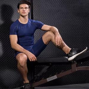 男士超大号 T 恤，十字散点图案，休闲街头服饰，短袖 T 恤，宽松版型，适合日常穿着，男士休闲 T 恤 - Product Image 1