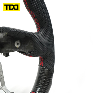 Volante TDD de Fibra de Carbono Real con Costuras Negras y Rojas, Compatible con Toyota Land Cruiser Prado, Personalizado de Fábrica - Product Image 4