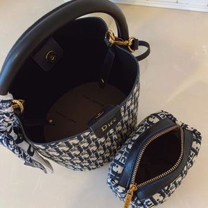 Fashionable Lady's Style PU Material Bucket Bag. Large-capacity Retro-style <b>Handbag</b>. Brand Designer Designs. - Product Image 2