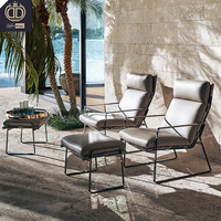 Fauteuil de lecture individuel moderne pour hall d'hôtel, club ou boutique, avec cadre en bois massif et sangle à boucle en cuir véritable