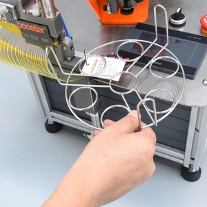 เครื่องปักป้ายแขวนอัตโนมัติแบบวงแหวนและปลอกการ์ดสำหรับวงแหวนป้ายแขวน - Product Image 2