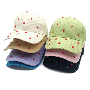 Gorra de Béisbol con Pedrería de Fresa para <span class=keywords><strong>Mujer</strong></span>, Sombrero de Sol Transpirable de Verano con Decoración de Fresa para Uso Diario al Aire Libre - Product Image 1