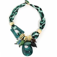 Ensemble collier et foulard en soie imprimée style bohème, avec pendentif simple en résine – Tendance haut de gamme, exquis, pour femme, idéal pour les soirées