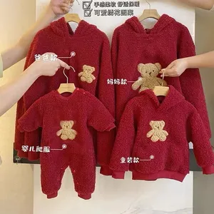 Kain Teddy Setelan Keluarga Pakaian Lembut Tebal Tetap Hangat Baju Monyet Bayi dan Hoodie Dewasa Set Merah Keluarga