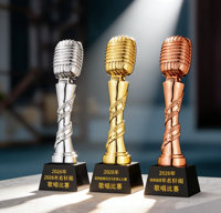 Trophée personnalisé en résine dorée en forme de note de musique pour les récompenses musicales et les concours de chant, idéal pour les compétitions de remise des diplômes et les hommages.