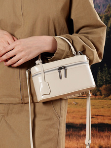 Sac de toilette minimaliste en cuir de vachette premium avec poignée supérieure, sac à bandoulière rigide de luxe pour femme, pochette blanche - Product Image 1
