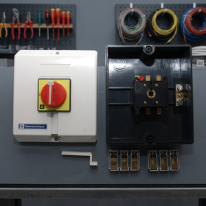 VCF4GE Telemecanique TeSys VARIO Seccionador Principal de 3 Polos con Emergencia 63A 22kW, Interruptores Automáticos, Francia - Product Image 2
