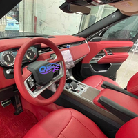 L'intérieur luxueux du Land Rover Range Rover est doté de housses de siège améliorées, de tableaux de bord et de panneaux de porte en cuir.