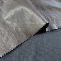 Tissu en cuir PU taupe à base aqueuse avec support tricoté élastique 0,55 mm 138 cm – Tissu en cuir PU de qualité supérieure pour la confection de manteaux (OEM)