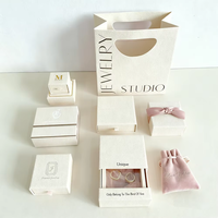 Ensemble cadeau personnalisé avec logo blanc, sac à poignée en ruban et boîtes rigides pour la vente au détail en boutique et les cadeaux d'entreprise en gros