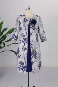 Robe de tailleur élégante et moderne pour femme grande taille, longueur genou, boutonnée, imprimée, deux pièces, pour le travail ou l'église - Product Image 5